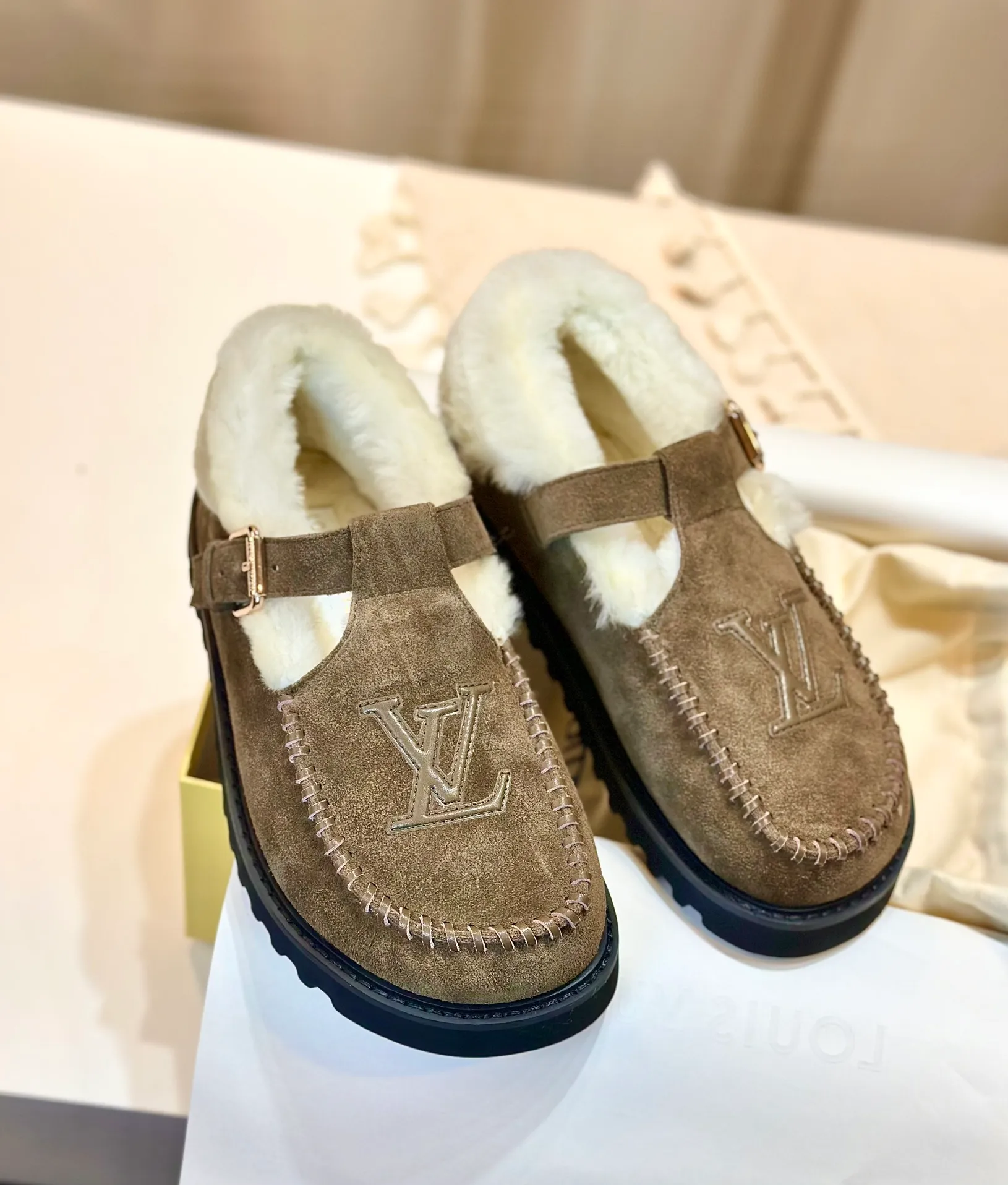 👟👟Ex-factory price 540👟👟Mauri version Louis Vuitton lv louis vuott…on fw24 new arrival～The latest furry slippers for autumn and winter～This pair of furry slippers is also very good-looking! The leather ones are very high-end! ! !Paired with denim shorts in autumn and winter, it’s perfect! Put it on and you will instantly have your ideal height! A favorite style, with fashionable elements, the appearance of the upper is full of nobility. Wearing it can always show the fashionable charm of women. It is fashionable but not too showy. The high-end beef tendon on the upper and the Lvjia letter buckle are so beautiful. Upper: imported high-end frosted/cowhide. Outsole: original outsole. Inner lining: imported real wool. Size: 35-42 (customized at .42).